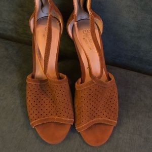 Seychelles Chestnut brown suede sandals with stacked wooden heel. Size 7.5